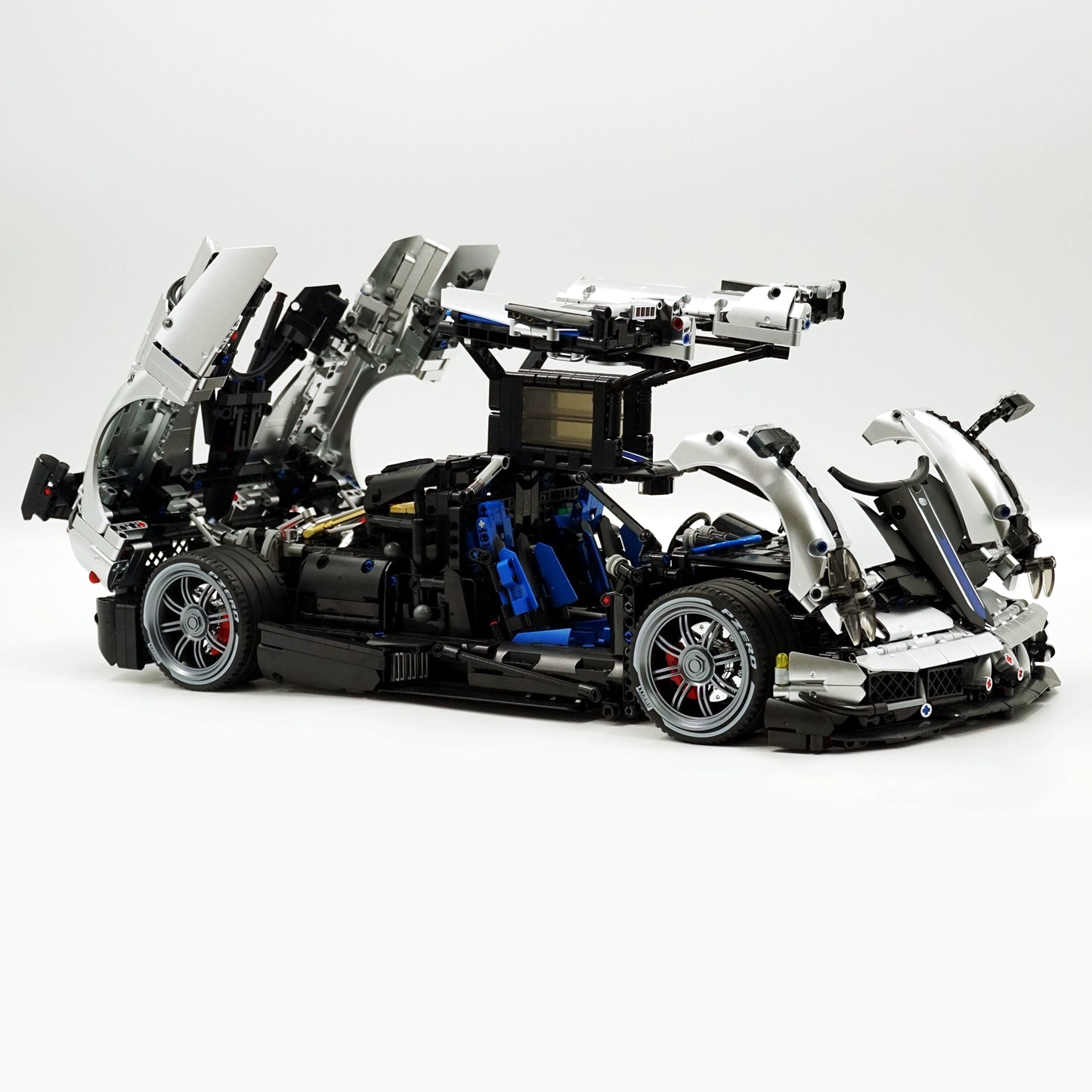 Pagani Huayra 1:8