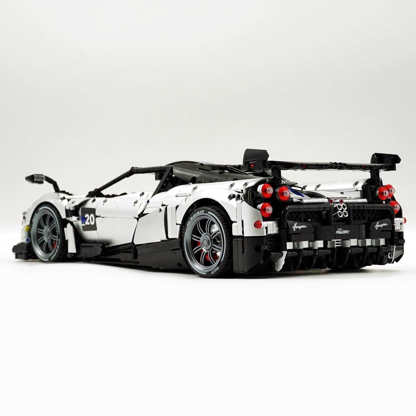 Pagani Huayra 1:8