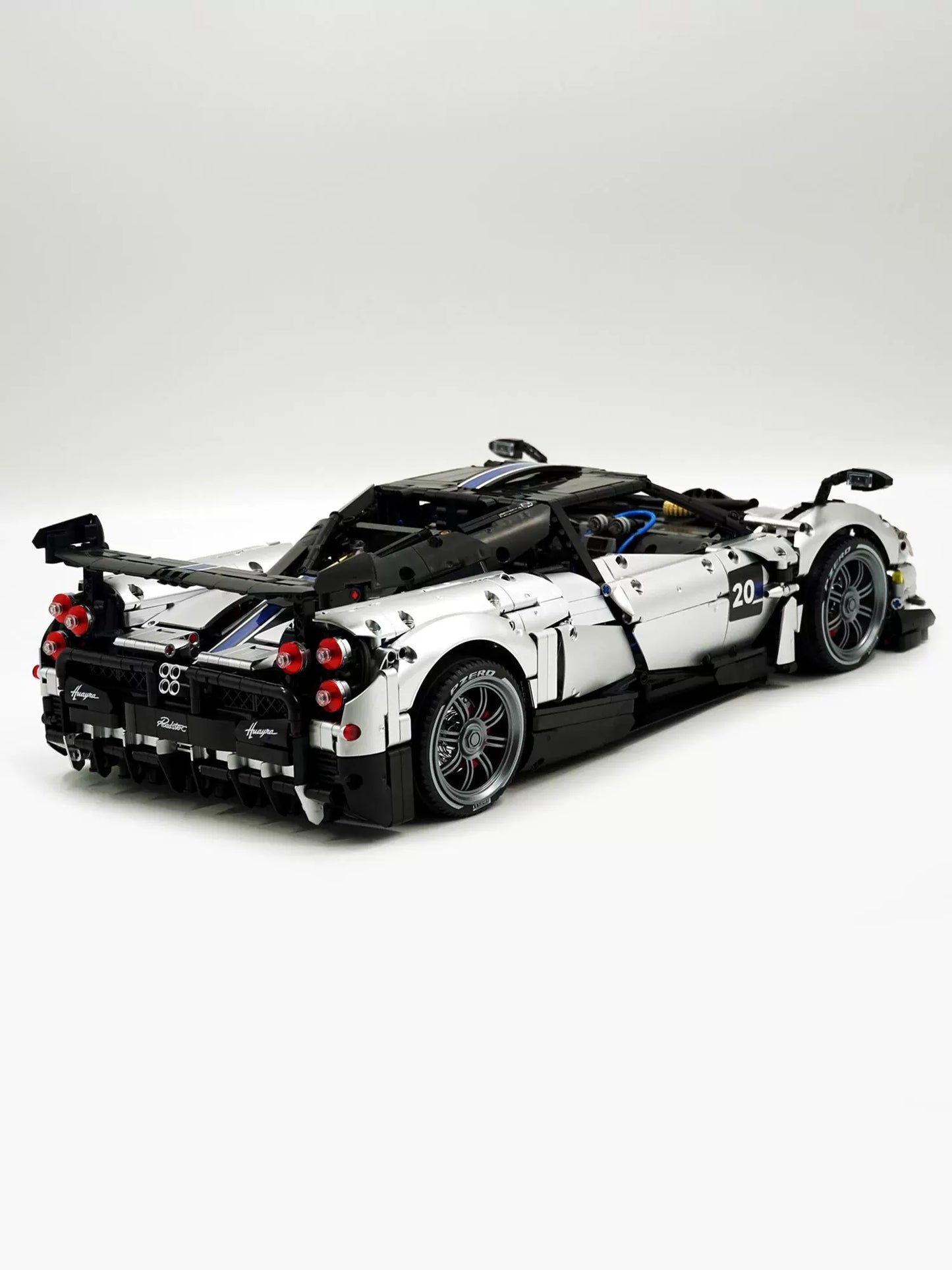 Pagani Huayra 1:8